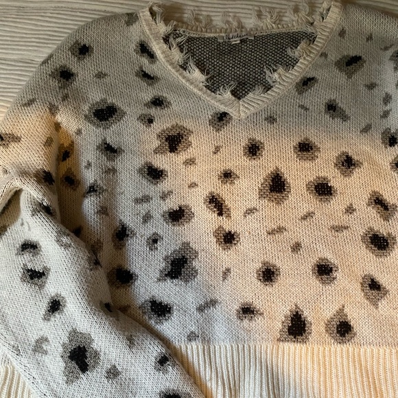 Leopard print v-neck sweater! - Picture 2 of 4